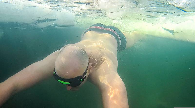Jaromír Deather Bezruč si plavání pod ledem užil. Nenechal se rozhodit ani špatnou viditelností. Vynořovací otvor trefil až na druhý pokus.
