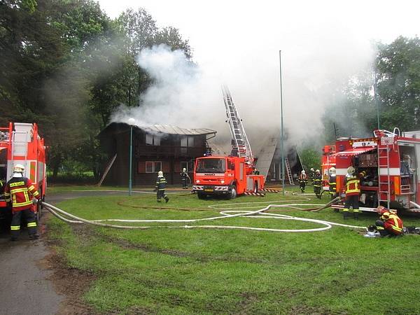 Dva lidé se zranili v pátek odpoledne během rozsáhlého požáru rekreační chaty v Nových Heřminovech na Bruntálsku.