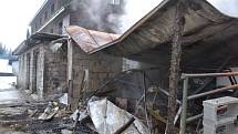 Požár zachvátil zrána va čtvrtek 4. prosince horskou chatu Barborka v Jeseníkách.