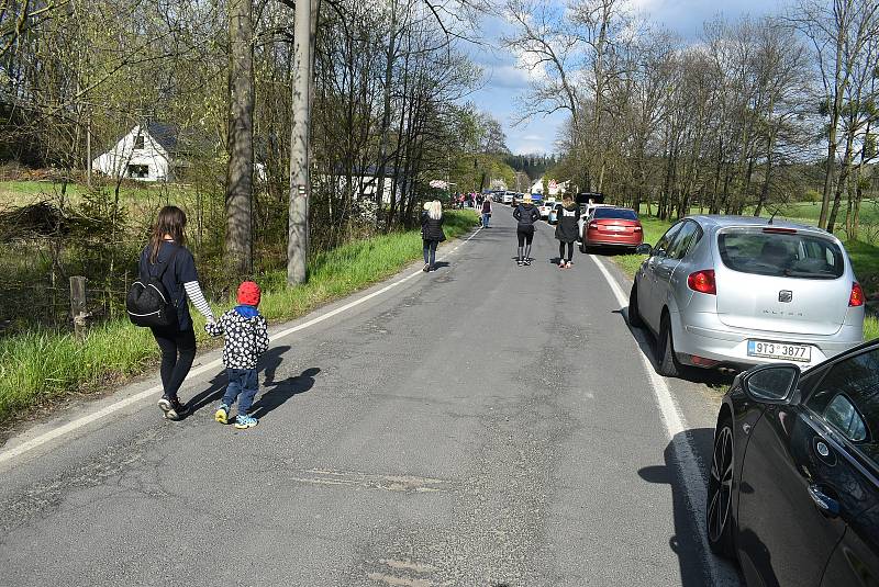 Lidé přijíždí do Lichnova vystát frontu na zmrzlinu Tess Gemelové. Tatérka a výtvarnice se kvůli lockdownu rekvalifikovala na zmrzlinářku. Květen 2021.