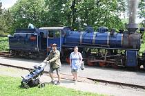 Dobrá zpráva: parní lokomotivu Malý Štokr se nadšencům podařilo opravit.  Parní jízdy startují 11. července. Nyní už se mohou výletníci svézt parním vlakem každou sobotu i neděli.