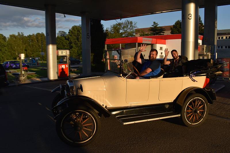 Auto poslance Michala Ratiborského na benzínce rozhodně nepřehlédnete. Je z roku 1917. O víkendu vyrazil se svým Maxwellem na Vrbenský vrch a pak se při návratu v Krnově zastavil dotakovat nádrž.