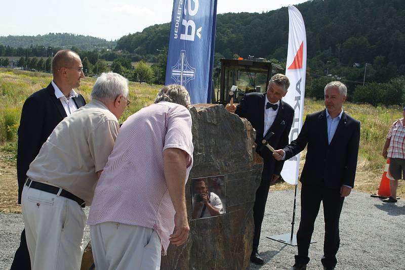 Výstavba obchvatu Krnova byla zahájena slavnostním poklepáním základního kamene.