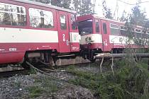 Kvůli stromu spadlému na trať u Brantic vykolejil ve 4 hodiny ráno osobní vlak 3500 jedoucí z Krnova do Moravského Berouna.