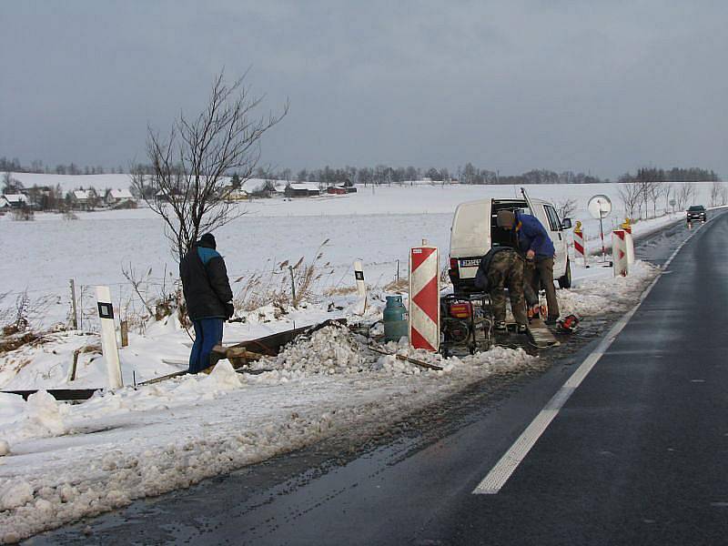 Silnice z Bruntálu do Valšova ve čtvrtek 8. prosince zrána a před polednem.