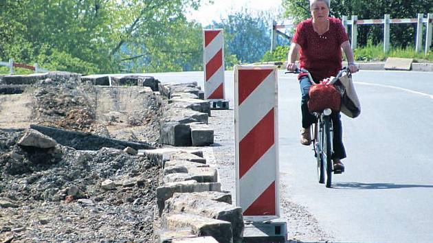 Cyklista, který se potřebuje dostat z Krnova do Kostelce musí doufat, že se v ostrých zatáčkách nebo při prudkém klesání nesetká s kamionem.