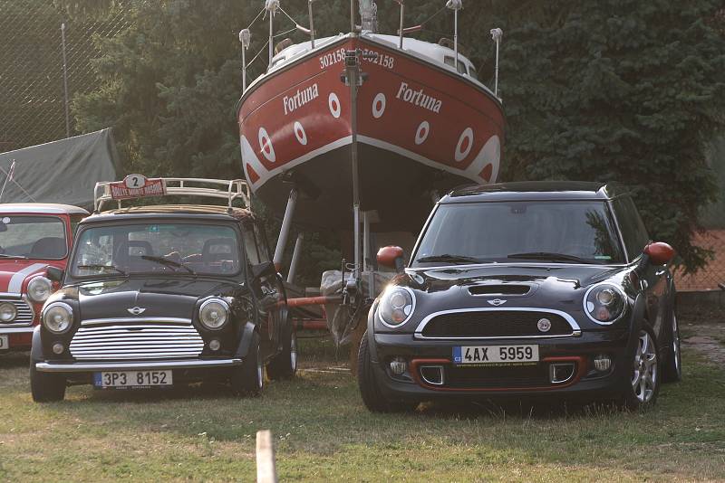 První automobil Mini byl vyroben v roce 1959. V Krnově se setkali majitelé těchto roztomilých autíček, aby oslavili šedesát let legendární značky.