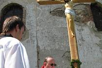 Desítky věřících dorazily v sobotu ke kostelu svaté Anny na Anenském vrchu u Andělské Hory, aby zde byly svědky svěcení nového kříže. 
