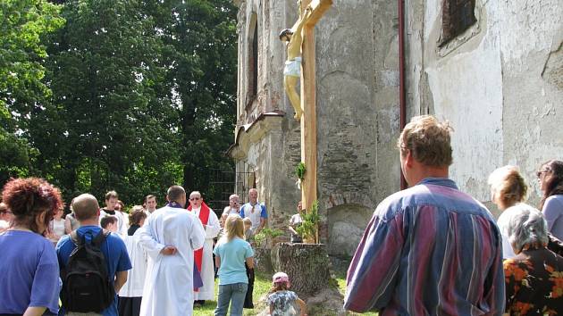 V loňském roce dorazily desítky věřících ke kostelu svaté Anny na Anenském vrchu u Andělské Hory, aby zde byly svědky svěcení nového kříže. 