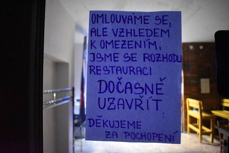 Restaurace Třináctka v neděli obsloužila poslední hosty, dotočila pivo, a v pondělí 12. října 2020 zavřela. Zkrácení otvírací doby pro ekonomiku vesnické restaurace představuje stejně vážný  problém, jako nařízení úplného uzavření.