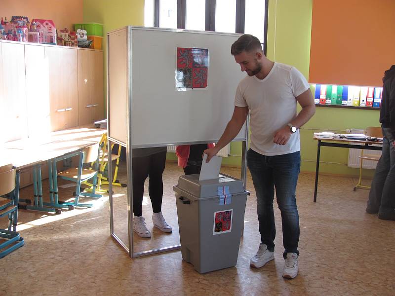 Parlamentní volby v Krnově v okrscích na gymnáziu.