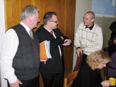 Starostovi Petru Rysovi (uprostřed) anii radnímu Jiřímu Pozdíškovi (vpravo) nemusel vedoucí finančního odboru  Břetislav Kohut (vlevo) rozpočet  představovat, oba se s dokumentem detailně seznámili již při jeho projednávání v radě města.