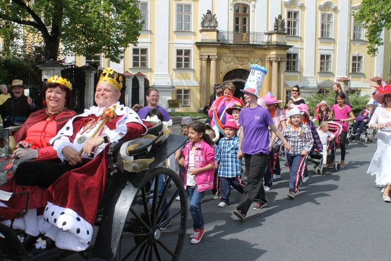 Studentům patřilo v pátek 15. května centrum Bruntálu. Zejména těm, kteří si pořídili vlastní pokrývku hlavy, protože šlo o Kloboukový majáles.