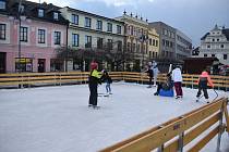 Na bruntálském náměstí je k dispozici ledová plocha. Bruslit se bude i na Štědrý den, na Silvestra i na nový rok. Prosinec 2023