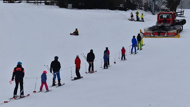 Tažení lyžařů za rolbou je zimní sport známý jako „rolba skijöring“. Děti v Kopřivné této zábavě říkají rolbavláček. Může to být také alternativní doprava lyžařů na kopec, když je  zavřený vlek i lanovka.