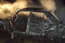 Požár mezi Třemešnou a Jindřichovem na Krnovsku nahlásil na linku 158 ve středu 9. září po půl osmé večer náhodný svědek. Policisté z Města Albrechtic zjistili, že na louce za vodárnou v Třemešné Damašku hoří osobní automobil. 