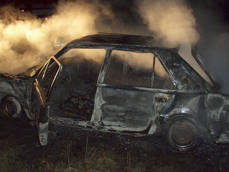 Požár mezi Třemešnou a Jindřichovem na Krnovsku nahlásil na linku 158 ve středu 9. září po půl osmé večer náhodný svědek. Policisté z Města Albrechtic zjistili, že na louce za vodárnou v Třemešné Damašku hoří osobní automobil. 