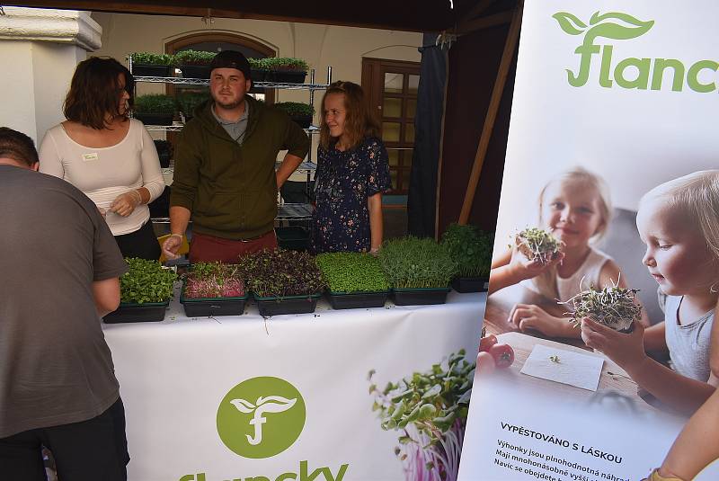 Centrum Krnova bylo plné lidí, kteří si užívali babího léta a vůně kávy.