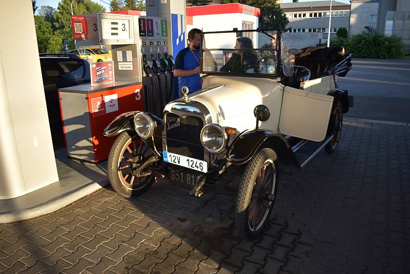 Auto poslance Michala Ratiborského na benzínce rozhodně nepřehlédnete. Je z roku 1917. O víkendu vyrazil se svým Maxwellem na Vrbenský vrch a pak se při návratu v Krnově zastavil dotakovat nádrž.