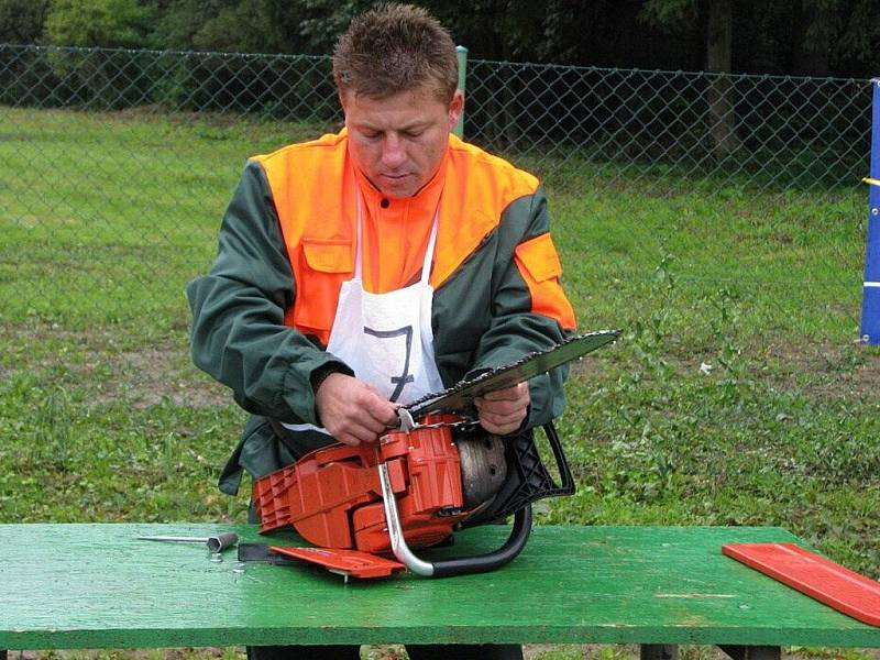 V dovednosti zacházení s motorovou pilou závodili v sobotu dřevorubci na Dřevařských, lesnických a mysliveckých dnech v Rýmařově. 