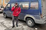 Pekař Oleg Tkačenko ve městečku Marijinka v Doněcké oblasti na východě Ukrajiny pomáhá sousedům přežít ve válečných podmínkách už osmý rok. Chce pomáhat dál, ale dosloužilo mu auto.