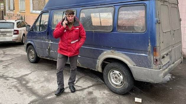 Pekař Oleg Tkačenko ve městečku Marijinka v Doněcké oblasti na východě Ukrajiny pomáhá sousedům přežít ve válečných podmínkách už osmý rok. Chce pomáhat dál, ale dosloužilo mu auto.