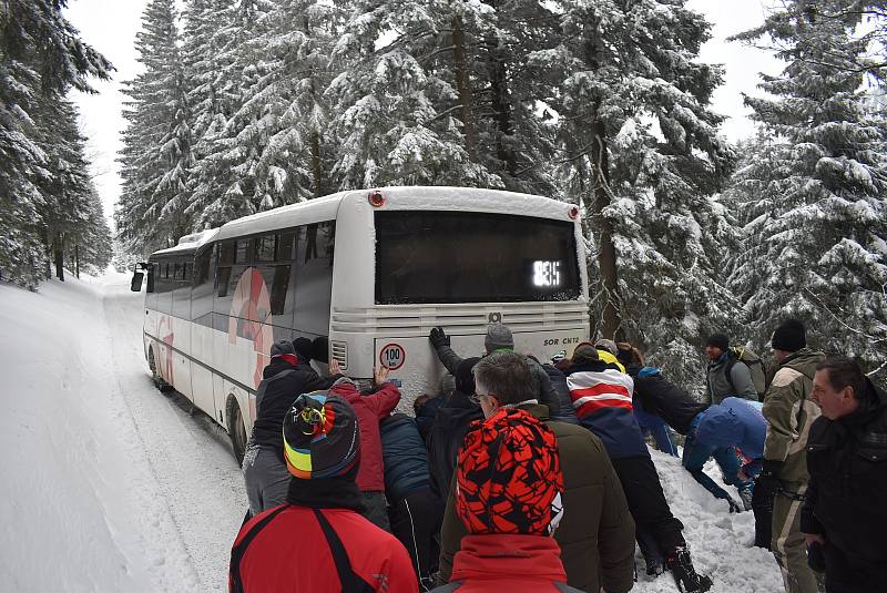 Cesta z Hvězdy na Ovčárnu neproběhla podle plánu. První kyvadlový autobus uvízl v hlubokém sněhu a uvěznil dva další, které jely za ním. 5. února 2023