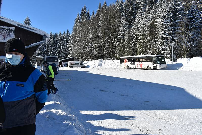 Autobusy z parkoviště Hvězda na Ovčárnu jsou vstupní branou do vrcholových partií Jeseníků.