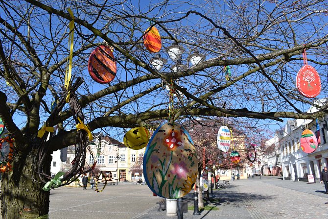 Velikonoční výzdoba na náměstí v Bruntále.