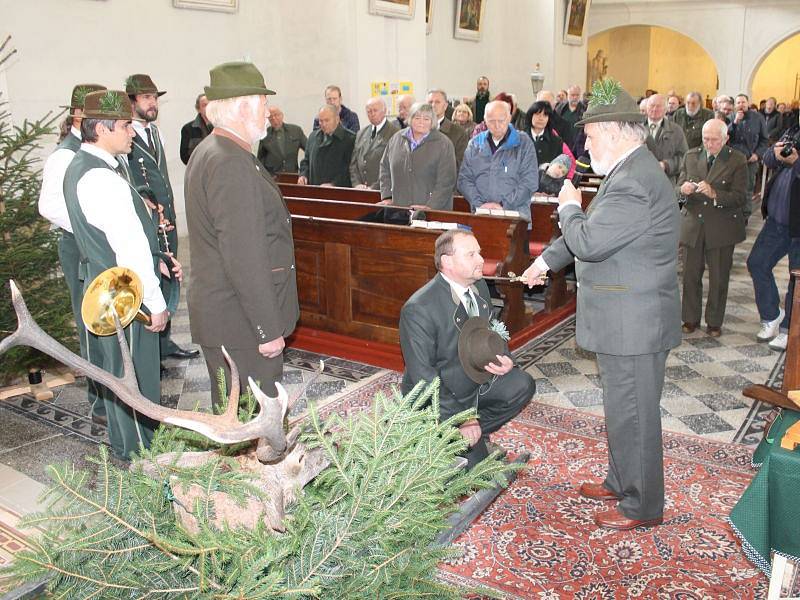 V sobotu 8. října proběhla svatohubertská mše v kostele Nejsvětější trojice v Malé Morávce. Stalo se pravidlem, že na této akci nechybí přehlídka z myslivecké praxe a především ukázka tradic a zvyků. K těm patří i obřad přijímání za myslivce pasováním.