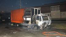 Dvě jednotky hasičů zasahovaly v úterý brzy ráno v Břidličné u požáru nákladního automobilu MAN, vezoucího velké barely s barvami.