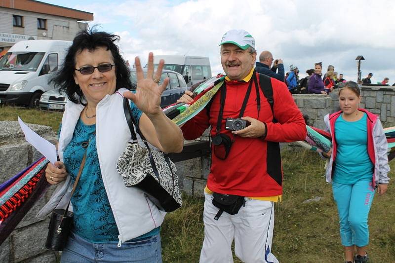 Osm let trvalo, než se podařilo pokořit pletařský rekord z Liberce, kde omotali nadšenci Ještěd tříkilometrovou šálou. Praděd omotali pletaři o víkendu šálou devítikilometrovou.