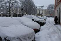Sněhová nadílka první únorový den si vyžádala pořádný úklid. Sníh musel zmizet od bruntálského zámku i z parkoviště před obchodním domem.