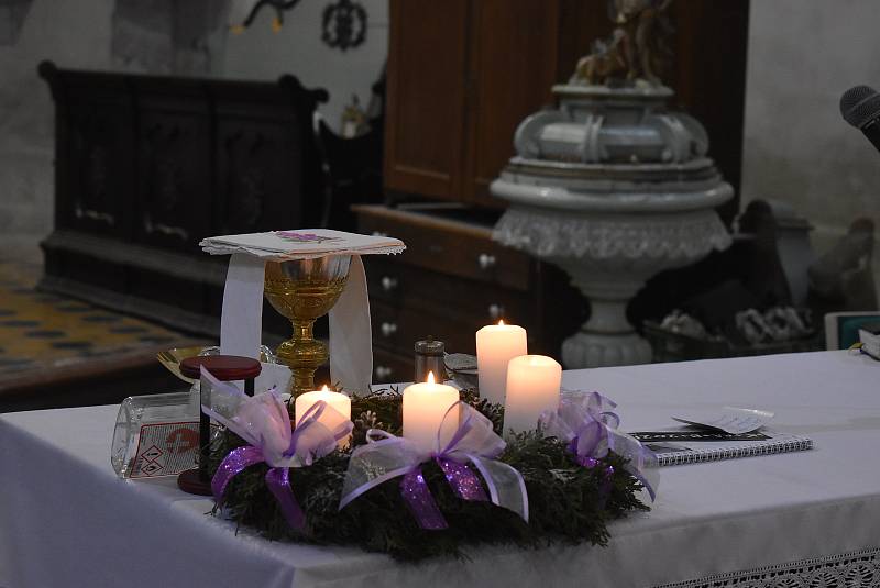 Farář Pavel Zachrla pojal liturgický obřad žehnání vody, kadidla a křídy velmi didakticky.