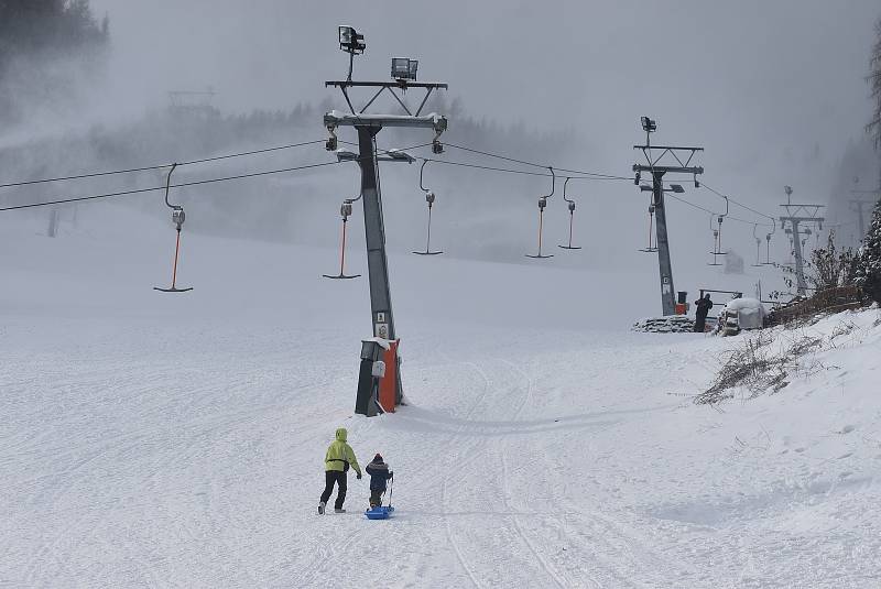 Vlekaři v Jeseníkách stále zasněžují  a příroda jim pomáhá. Ski areál Kopřivná v Malé Morávce zahájí zimní sezonu v pátek 10.12. v 18 hodin večerním lyžováním.