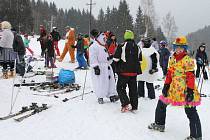 Kostlivec, Kleopatra, princezna, lev, medvěd, sova, rytíř, muchomůrka, sněhulák, námořník, ale třeba taky vajíčko, motýl a mnohé další postavičky se proháněly na lyžích na sjezdovce v Karlově pod Pradědem.