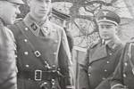 Fotografie pořízená v Moravském Berouně před osmdesáti lety. Muž označený jako „landrat von Hirschfeld“ v říjnu 1939 v opilosti nařídil postřílet 56 vězňů v polské Inowrocławi.