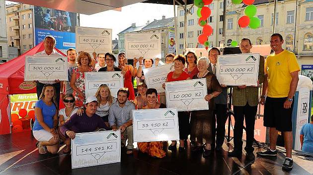 Rýmařovský starosta Petr Klouda (vlevo nahoře) na festivalu Coulours of Ostrava se šekem na tři sta tisíc korun od Nadace OKD, které poslouží na výstavbu cyklostezek na Rýmařovsku.