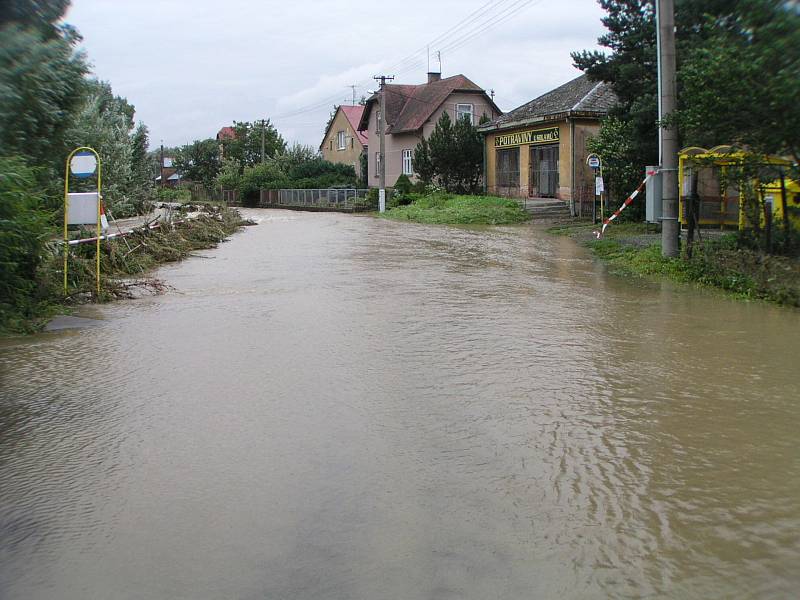 Porovnejme současnou situaci s archivními snímky z Opavice. Autobusová zastávka a zábradlí jsou dnes na stejném místě jako při povodních v roce 2007.