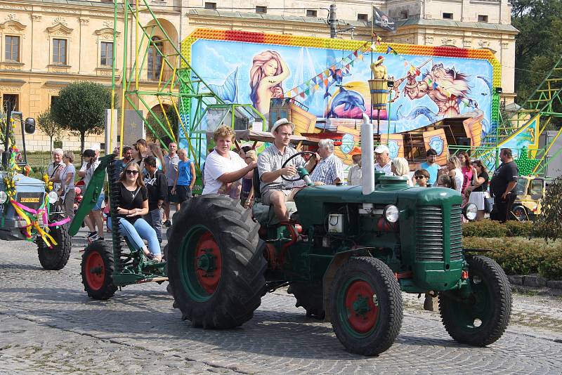 Dříve jsme byli zvyklí jezdit na dožínkové slavnosti do Polska. Nejdřív se tato tradice vrátila do Slezských Rudoltic. Rudoltické dožínky si našly řadu příznivců a dnes už patří k nejvýznamnějším událostem roku.