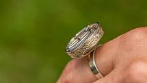 Ve Víně u Slezských Rudoltic má sídlo zlatodílna rodiny Tumových. Své autorské šperky prezentuje pod názvem Ateliér kámen.