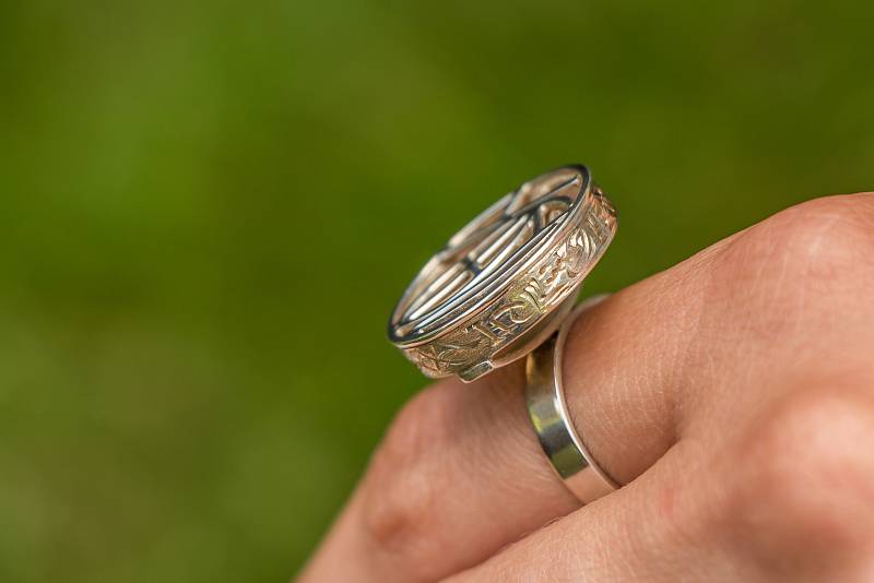 Ve Víně u Slezských Rudoltic má sídlo zlatodílna rodiny Tumových. Své autorské šperky prezentuje pod názvem Ateliér kámen.
