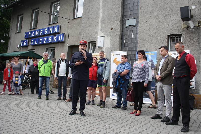 Zahájení sezóny parních jízd na úzkokolejce Osoblažce bylo letos slavnostní. Zástupce Správy železniční dopravní cesty SŽDC předal obcím symbolický klíč od nádražních budov.