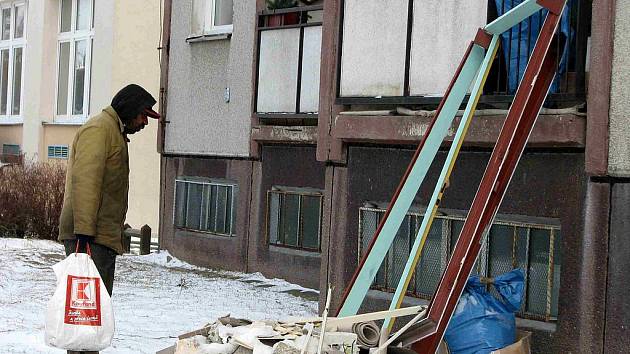 Při rekonstrukci bytu na Jesenické ulici v Bruntále se na jedné hromadě odkládala bezcenná stavební suť a kovové součástky.