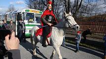 Svatý Martin přijel na bílém koni na nádraží v Třemešné, aby si připil mladým vínem s účastníky podzimní parní jízdy na svatomartinské hody v Bohušově.