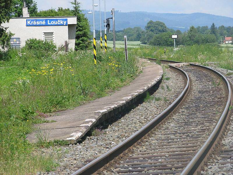 Zastávkou Krásné Loučky u Krnova většina spojů jen projíždí. V sobotu 26. června ráno ve čtyři hodiny se zde stala tragédie.