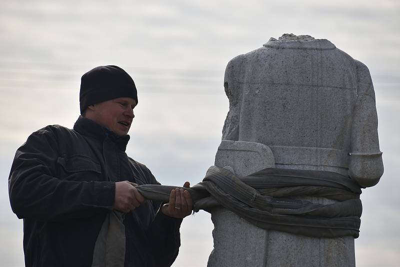 V Hlince před mnoha lety vandal změnil památník padlým  na Bezhlavého rytíře. V restaurátorské dílně rytířovi vrátí tvář, aby se zase stal důstojnou pietou.