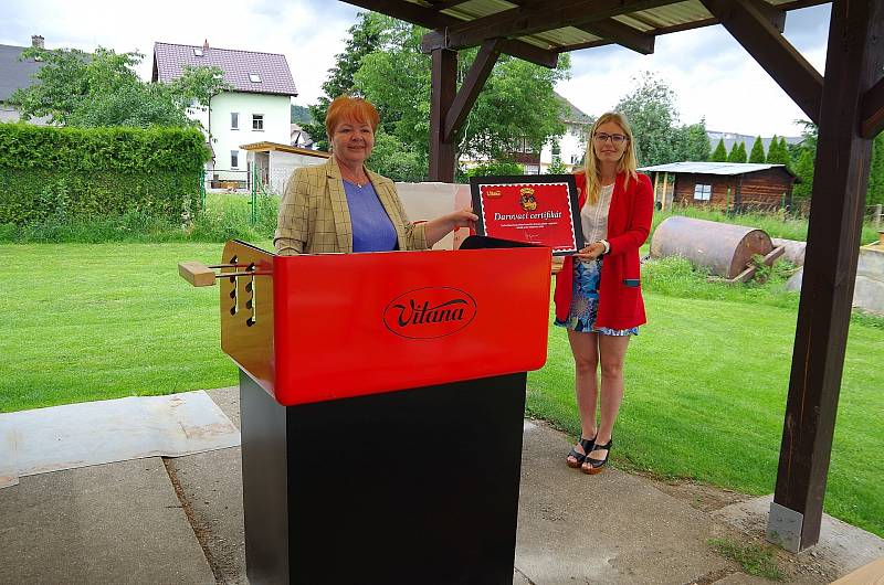 GRIL na fotbalovém hřišti převzaly starostka Jana Murová a místostarostka Alice Hanklová.