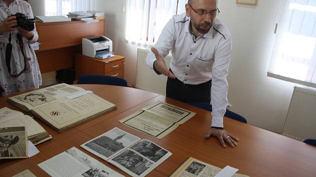 Archivář a historik Branislav Dorko napsal knihu, která mapuje působení nacistické strany NSDAP v Krnově.