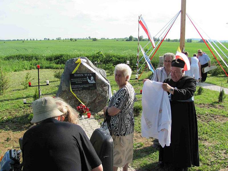 Papež Jan Pavel II. se těšil velké úctě u nás i v Polsku. Jeho blahoslavení připomíná nový kamenný památník mezi Rusínem a Gadzowicemi, který byl v neděli slavnostně odhalen. 
